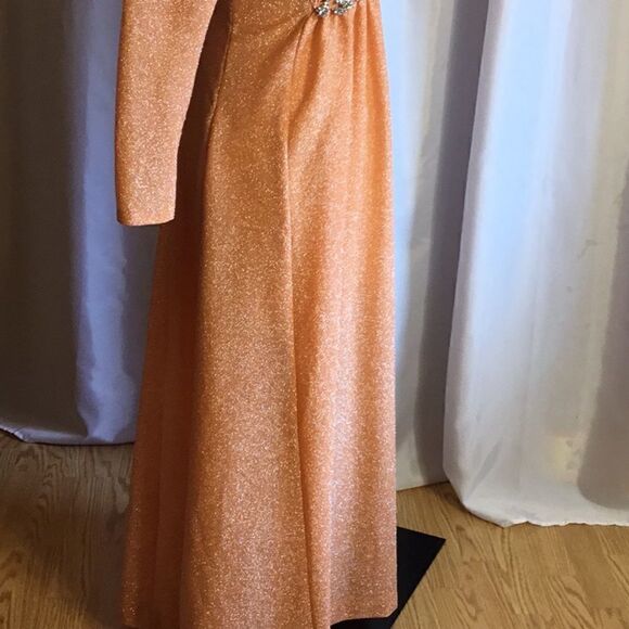Beautiful VINTAGE gown in light tangerine with silver threads throughout - Picture 10 of 14